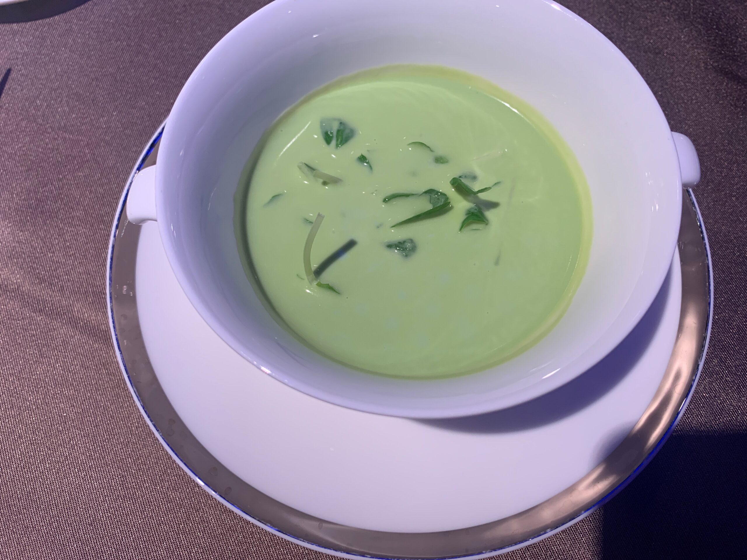 グリーンピースの冷製スープ ロワイヤル仕立て 豆苗